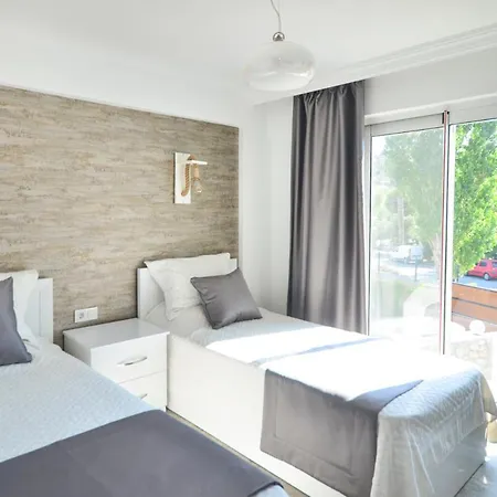Villa Sleeps 8 Pool Air Con Wifi *