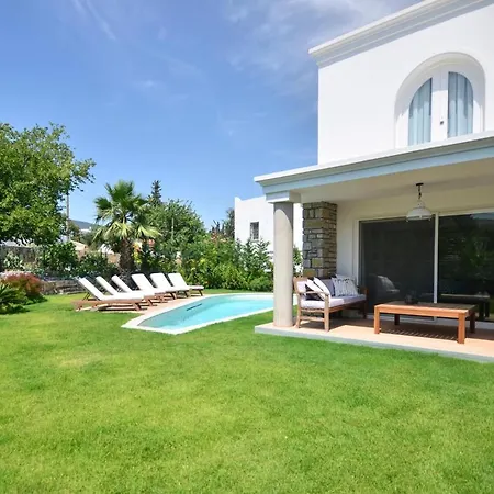 Villa Sleeps 8 Pool Air Con Wifi