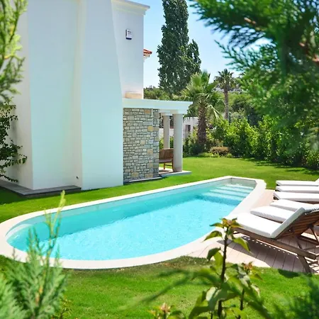 Sleeps 8 Pool Air Con Wifi