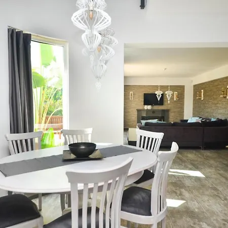 Sleeps 8 Pool Air Con Wifi *