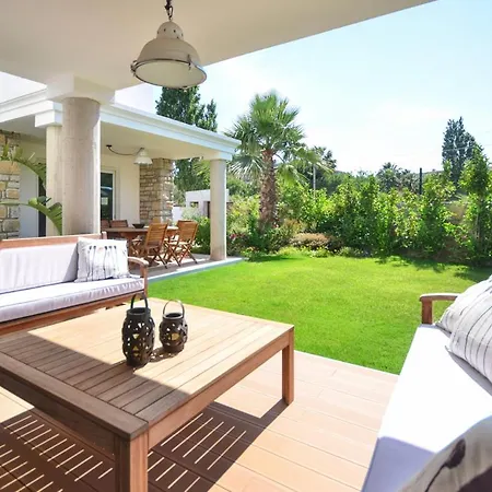 Sleeps 8 Pool Air Con Wifi Bitez